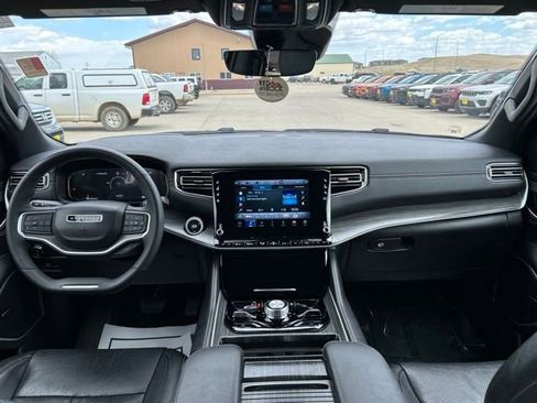 Used 2024 Jeep Wagoneer L Series III w/ Flexible Seating Group AWD/4WD image 11