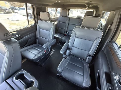 Used 2023 Chevrolet Suburban Premier image 18