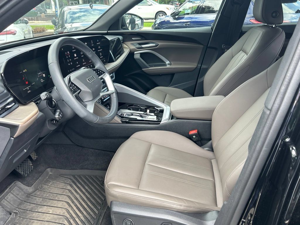 Used 2025 Audi Q5 Premium Plus w/ Premium Plus AWD/4WD image 16