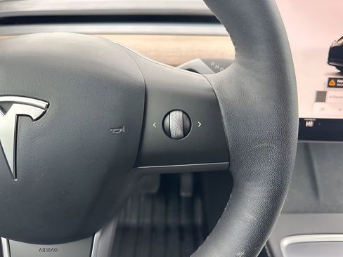 Used 2024 Tesla Model Y 2WD image 16