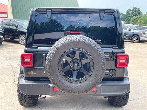 Used 2018 Jeep Wrangler Unlimited Sahara AWD/4WD image 8