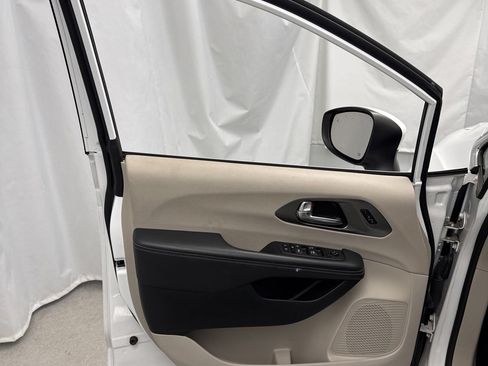 Used 2023 Chrysler Pacifica Touring-L FWD image 11