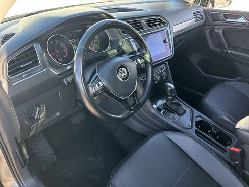 Used 2018 Volkswagen Tiguan SE w/ Panoramic Sunroof Package FWD image 16