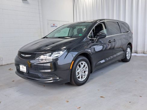 Used 2023 Chrysler Voyager LX image 2