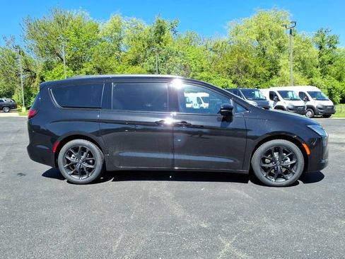 New 2027 Chrysler Pacifica Limited w/ S Appearance Package FWD image 8
