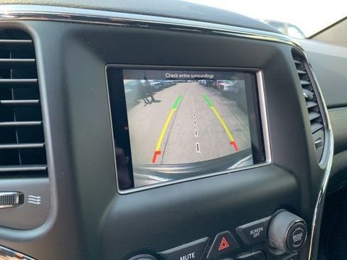 Used 2021 Jeep Grand Cherokee Laredo image 19