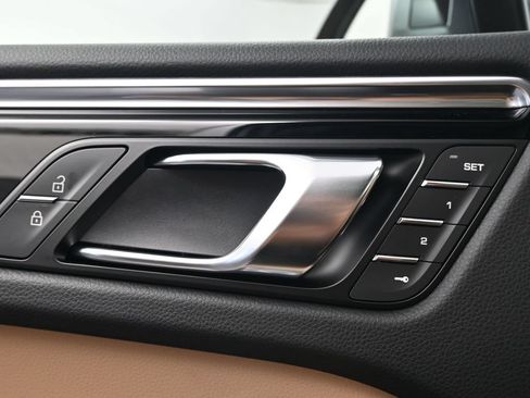 Certified 2026 Porsche Macan AWD/4WD image 18