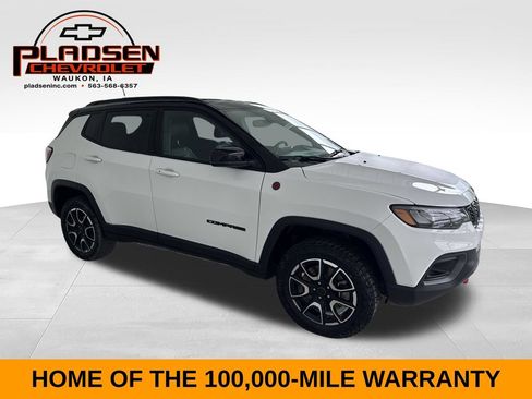 Used 2025 Jeep Compass Trailhawk AWD/4WD image 3