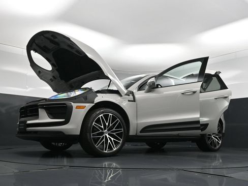 Certified 2025 Porsche Macan AWD/4WD image 35