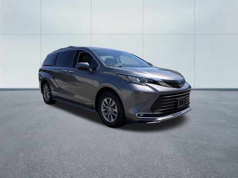 Used 2024 Toyota Sienna XLE w/ XLE Plus Package AWD/4WD image 3