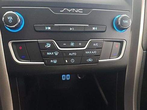 Used 2020 Ford Fusion SE image 24