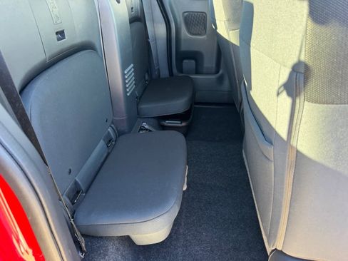 Certified 2025 Nissan Frontier SV image 13