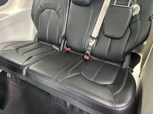 Used 2024 Chrysler Pacifica Limited FWD image 15