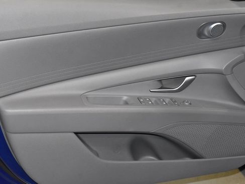Used 2021 Hyundai Elantra SE FWD image 4