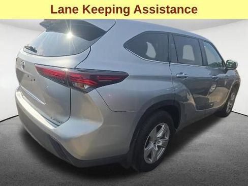 Used 2024 Toyota Highlander LE AWD/4WD image 5