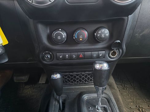 Used 2017 Jeep Wrangler Rubicon w/ Power Convenience Group AWD/4WD image 13
