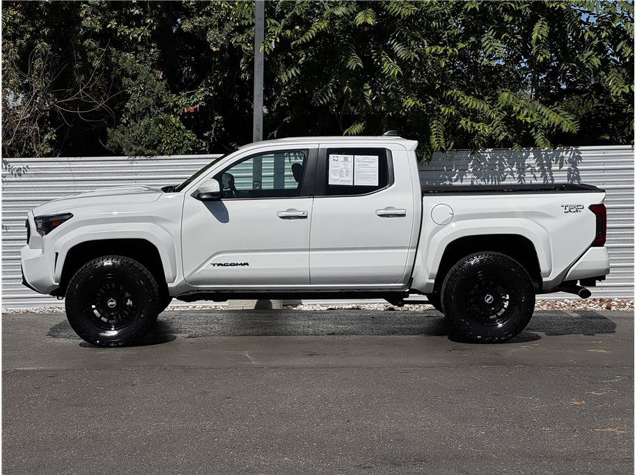 Used 2025 Toyota Tacoma TRD Sport AWD/4WD image 9