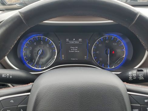 Used 2018 Chrysler Pacifica Touring-L FWD image 22