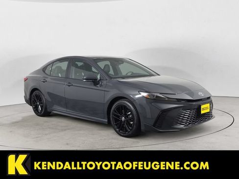 Used 2025 Toyota Camry SE FWD image 3