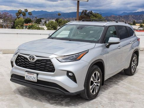 Used 2023 Toyota Highlander XLE FWD image 3