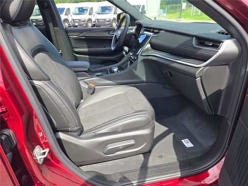 New 2025 Jeep Grand Cherokee Altitude image 7