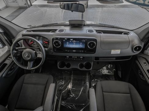Used 2025 Mercedes-Benz Sprinter 2500 image 8