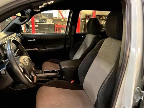 Used 2023 Toyota Tacoma TRD Sport w/ Technology Package image 10