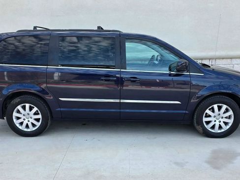 Used 2014 Chrysler Town & Country Touring image 2