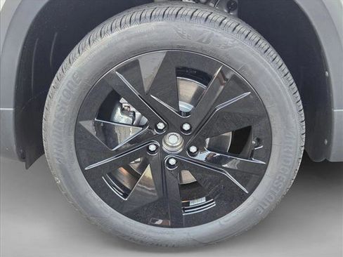 New 2026 Volkswagen Taos SE FWD image 10