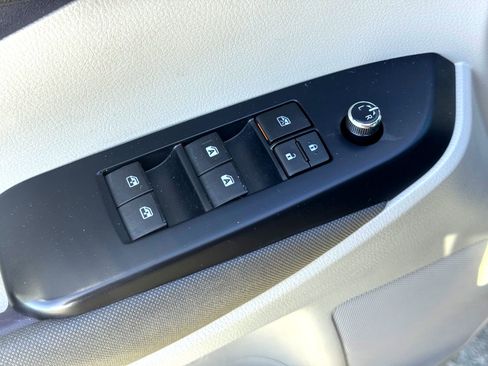 Used 2019 Toyota Highlander LE image 15