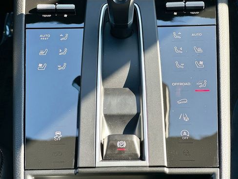 Certified 2026 Porsche Macan AWD/4WD image 23