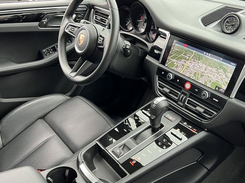 Certified 2025 Porsche Macan image 14