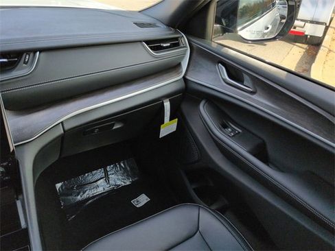 New 2025 Jeep Grand Cherokee Limited w/ Black Appearance Package image 16