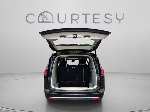 Used 2023 Chrysler Pacifica Limited FWD image 11
