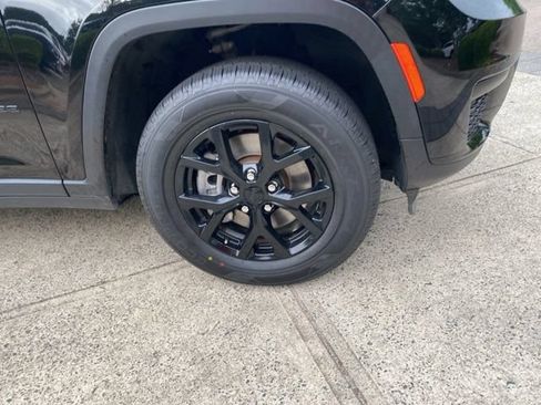 Used 2023 Jeep Grand Cherokee L Laredo RWD image 27