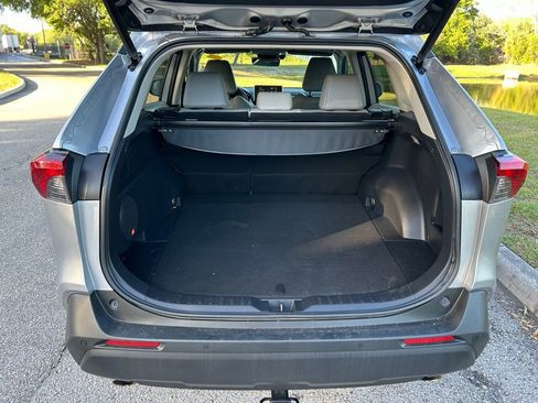 Used 2021 Toyota RAV4 XLE Premium image 10