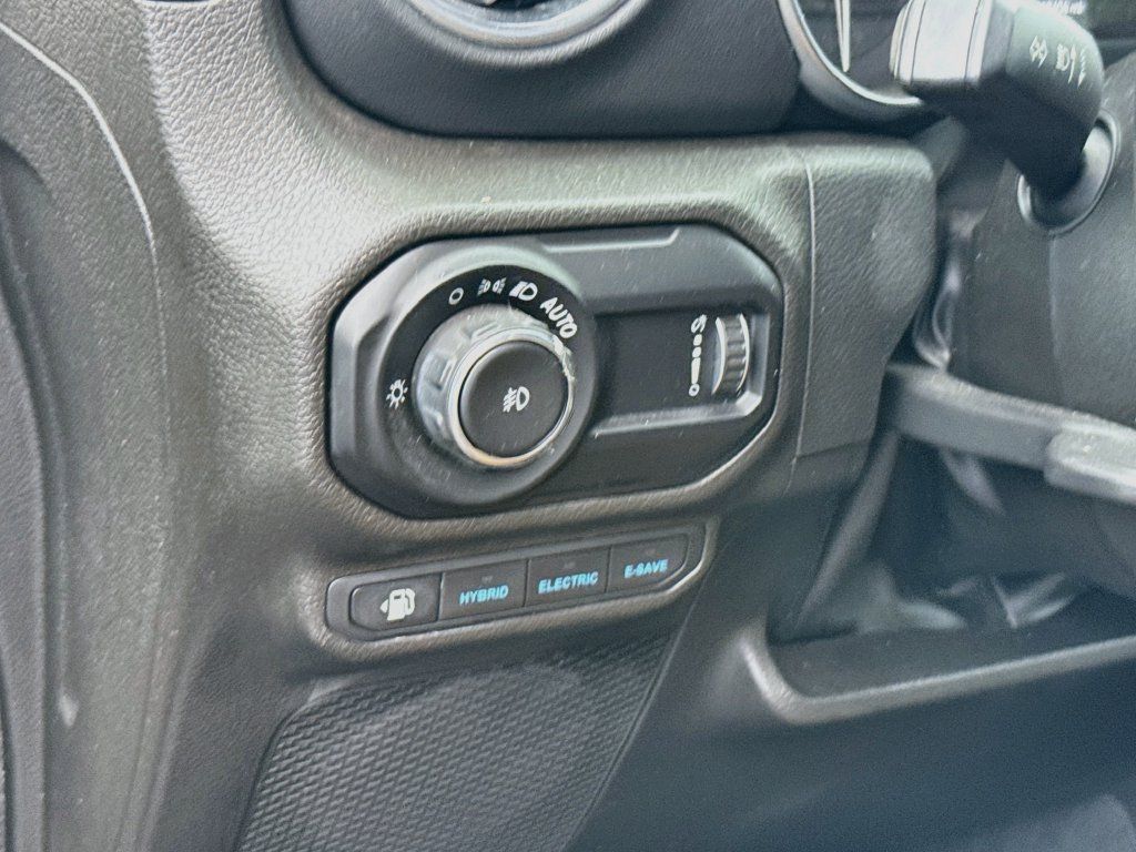 Used 2023 Jeep Wrangler Unlimited Sahara w/ Cold Weather Group AWD/4WD image 11