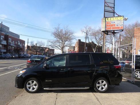 Used 2020 Toyota Sienna L image 7