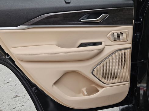 Used 2024 Jeep Grand Cherokee Limited w/ Luxury Tech Group II image 23