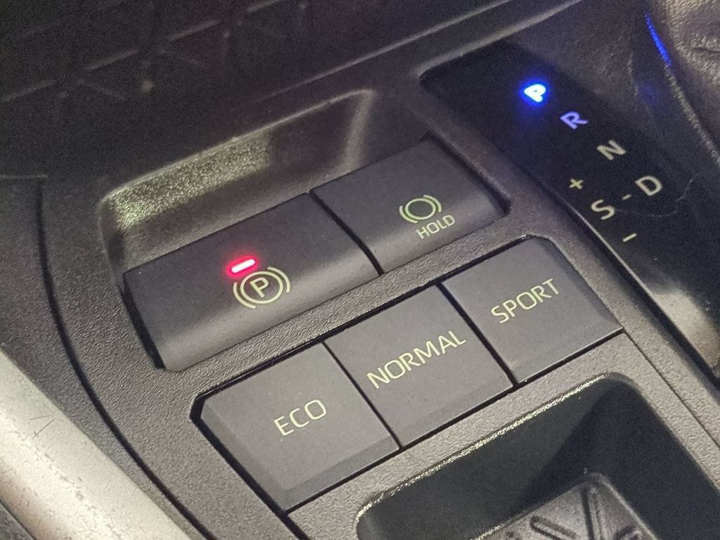 Used 2021 Toyota RAV4 LE FWD image 26