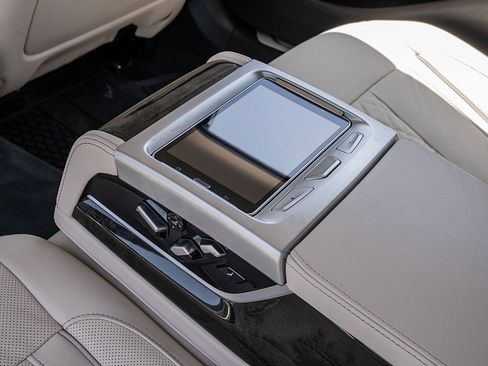 Used 2022 BMW 740i w/ Luxury Rear Seating Package RWD image 18