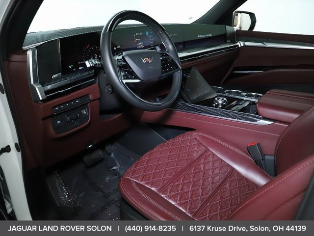 Used 2025 Cadillac Escalade Premium Luxury AWD/4WD image 16