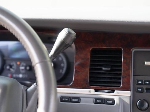 Used 2007 Lincoln Town Car Signature RWD image 32