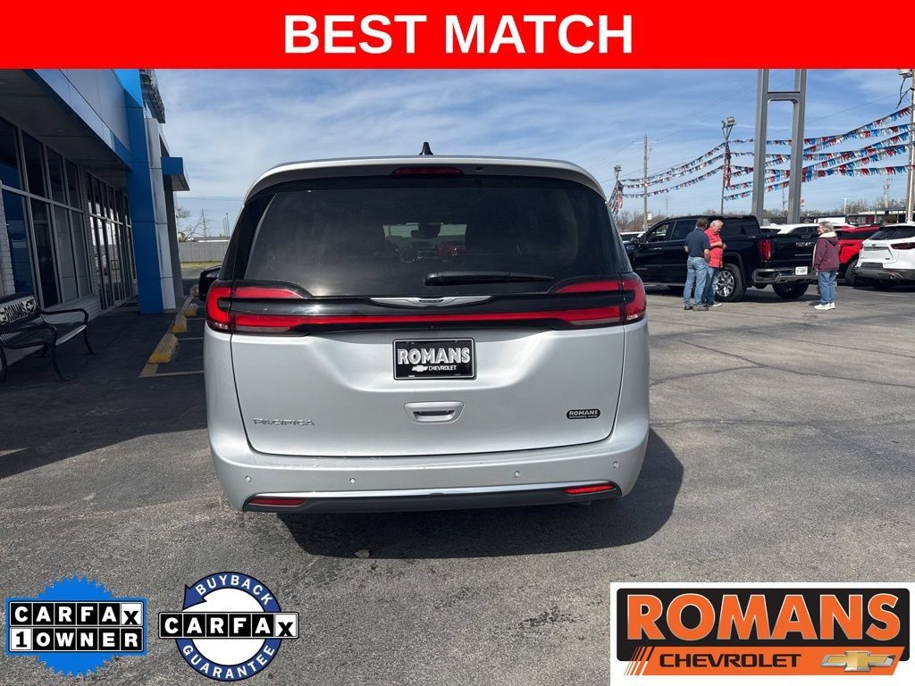Used 2024 Chrysler Pacifica Touring-L FWD image 5