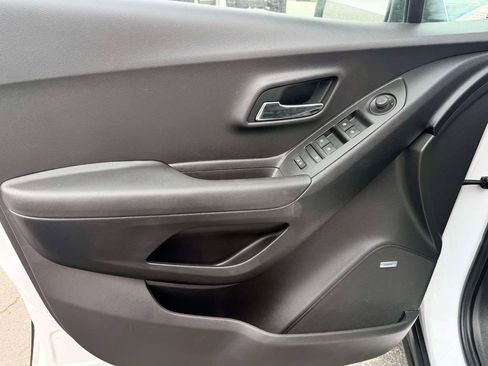 Used 2019 Chevrolet Trax LT w/ Sun & Sound Package FWD image 11