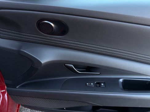 Used 2025 Hyundai Elantra Blue image 24