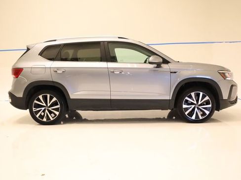 Used 2024 Volkswagen Taos SE FWD image 6