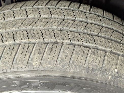 Used 2018 GMC Yukon SLT w/ Premium Edition image 9