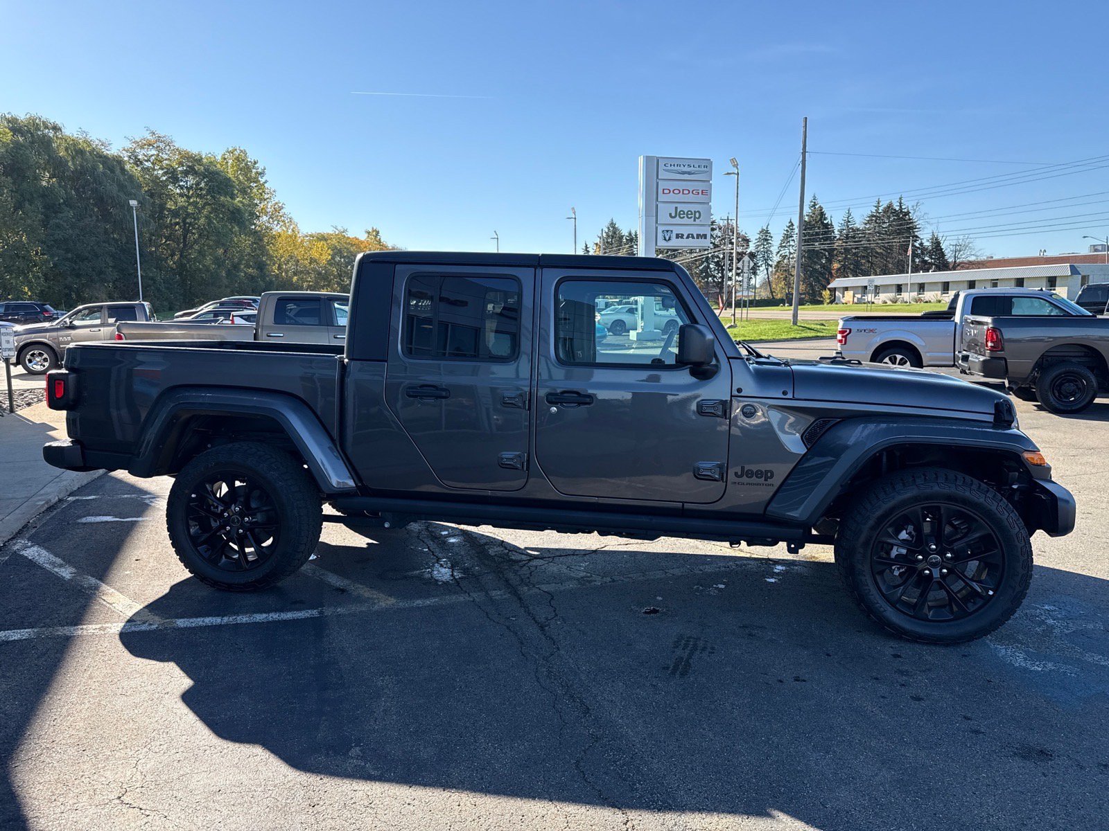 Used 2025 Jeep Gladiator Sport AWD/4WD image 6