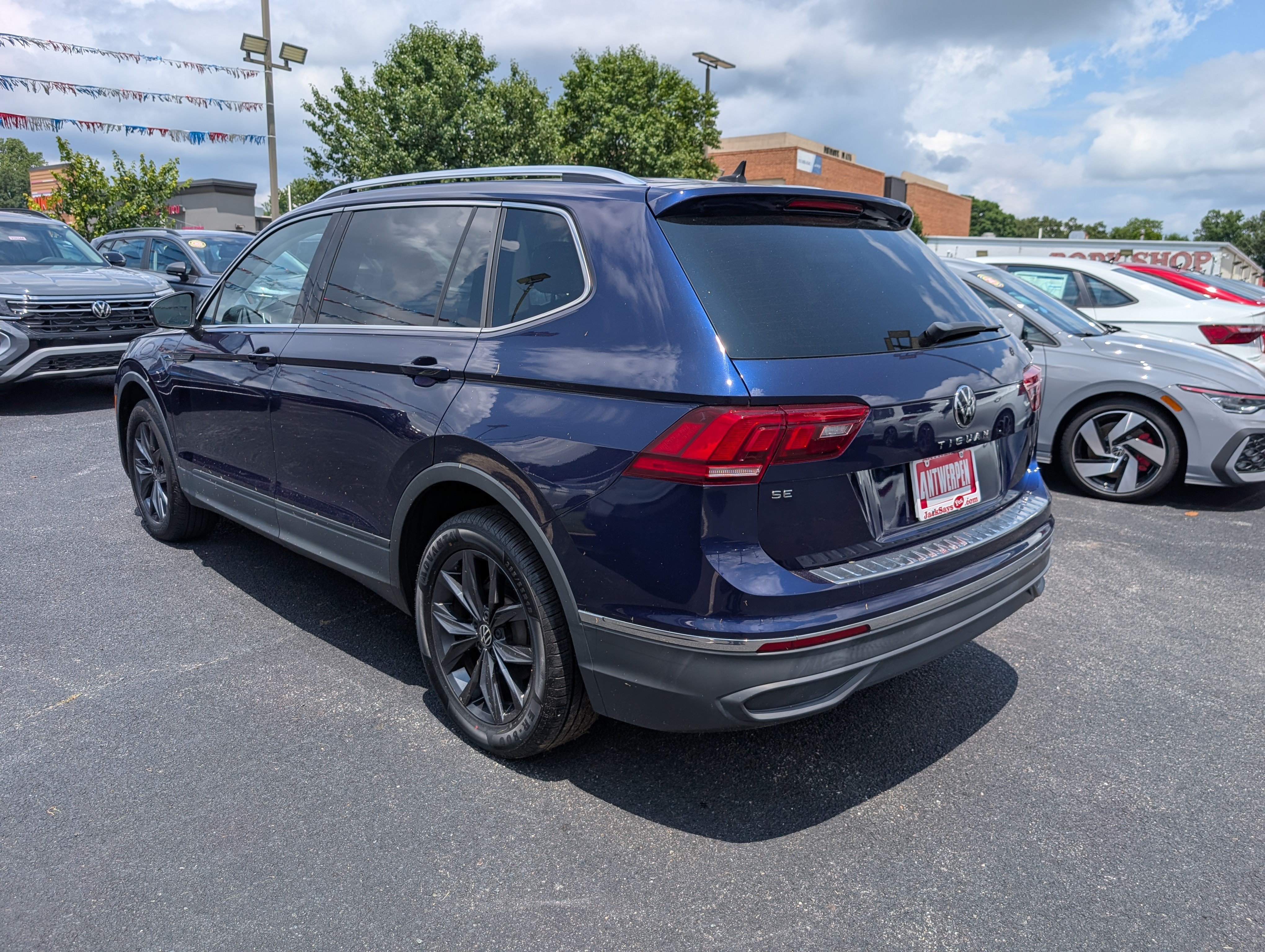 Used 2023 Volkswagen Tiguan SE w/ Panoramic Sunroof Package FWD image 5